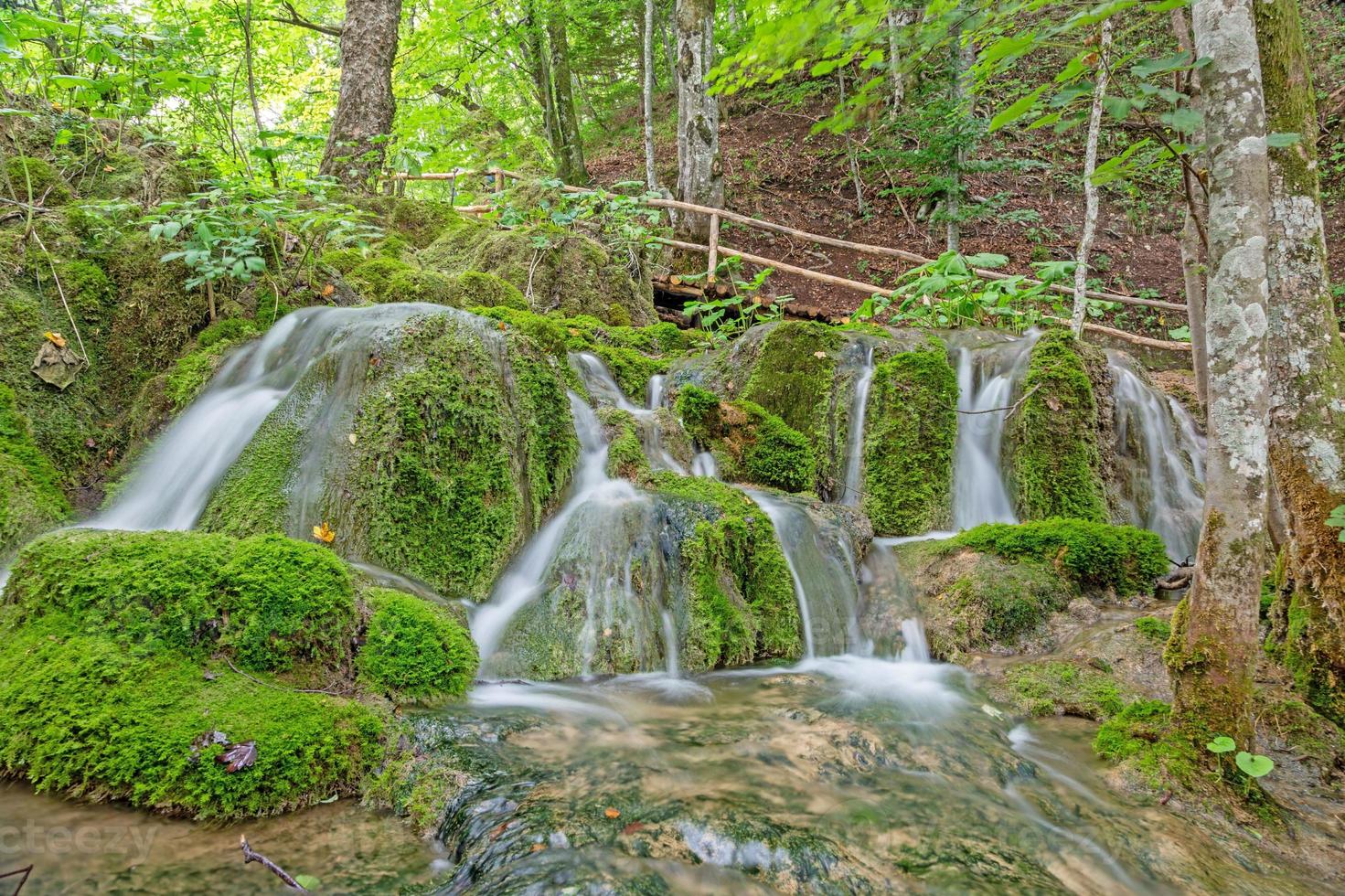 immagine di un' cascata nel il plitvice laghi nazionale parco nel Croazia con lungo esposizione durante giorno foto