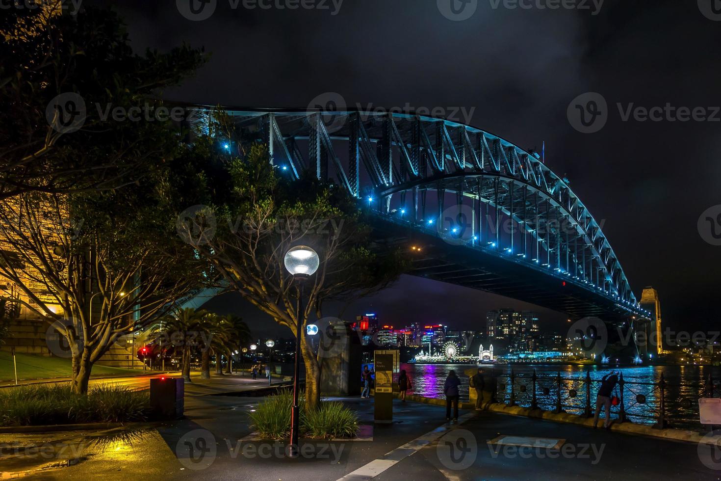 Visualizza di il porto ponte nel sydney a notte foto