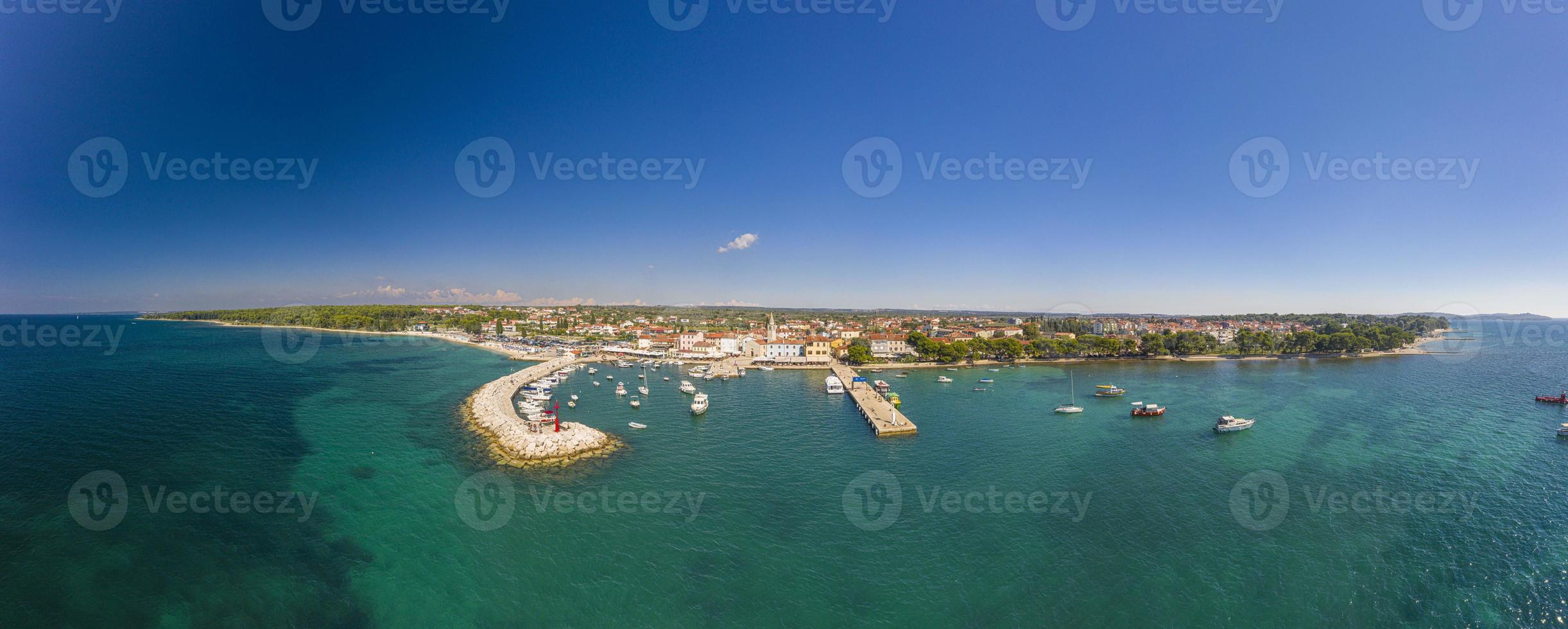 panoramico aereo fuco immagine al di sopra di il istriana cittadina di fasana con porto durante giorno foto