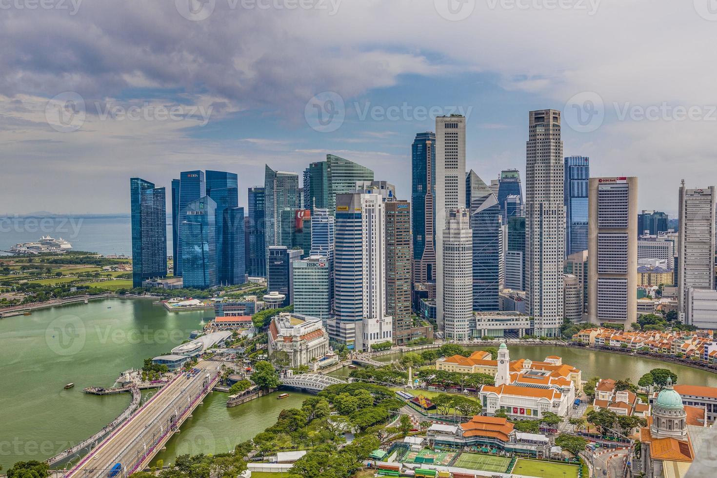 aereo panoramico immagine di Singapore orizzonte e giardini di il baia durante preparazione per formula 1 gara durante giorno nel autunno foto