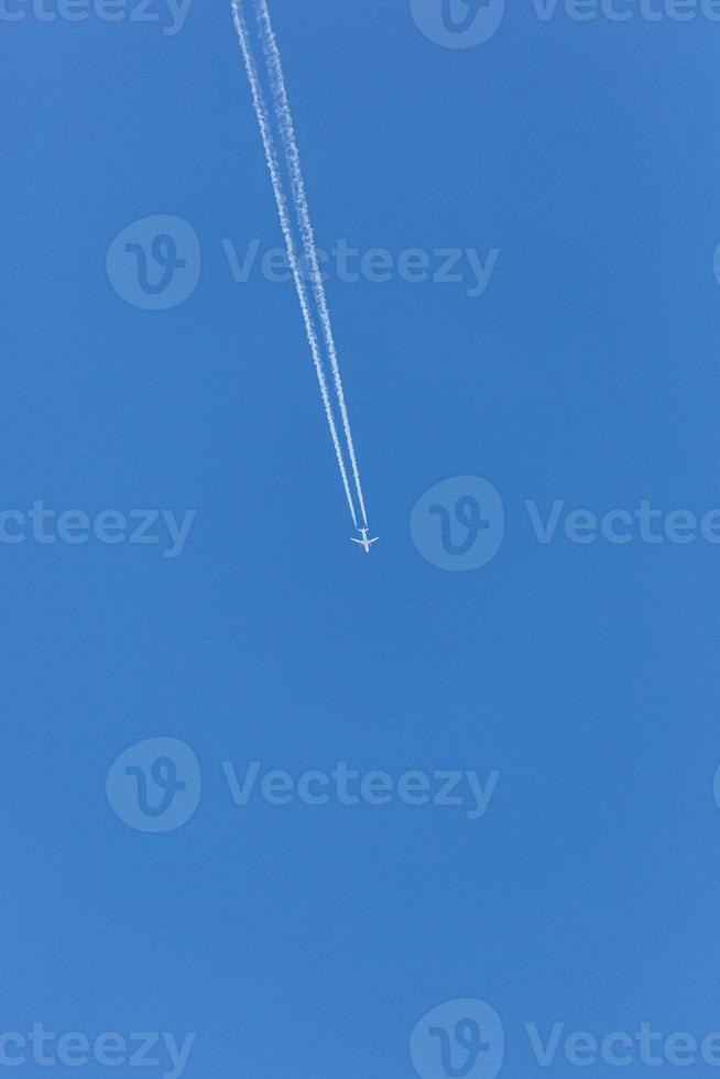 Due motorizzato aereo durante volo nel alto altitudine con condensazione sentieri foto