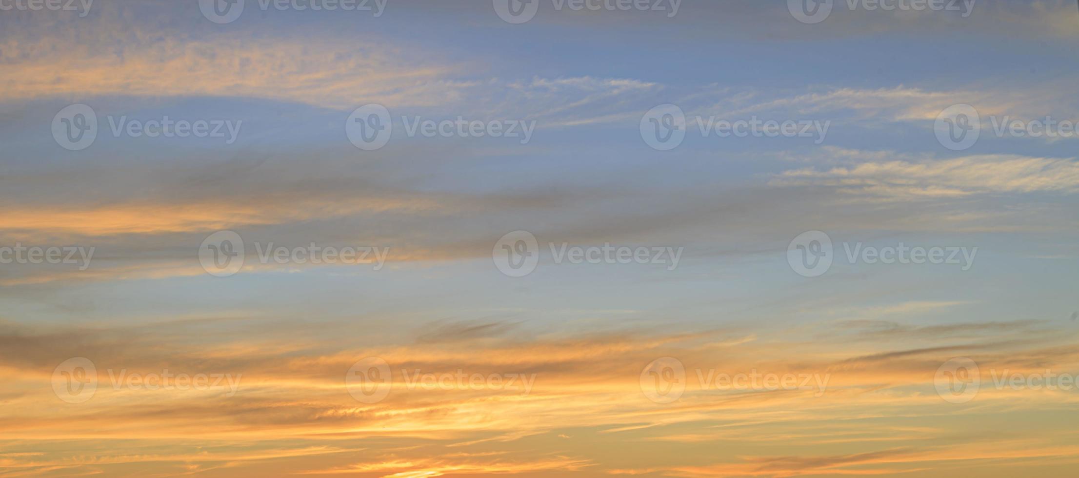 drammatico colorato cielo con ultimi bagliori e illuminato nuvole foto