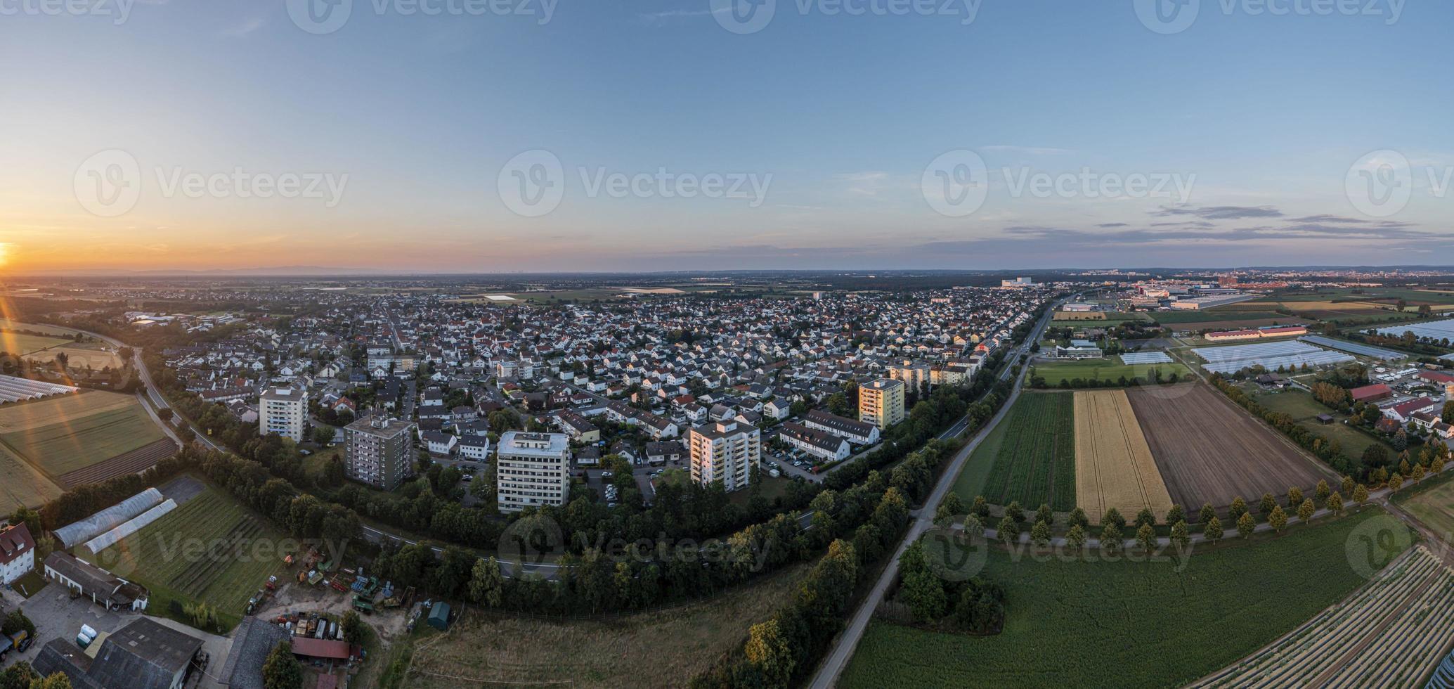 fuco panorama al di sopra di Tedesco comune Weiterstadt nel meridionale Assia durante tramonto foto