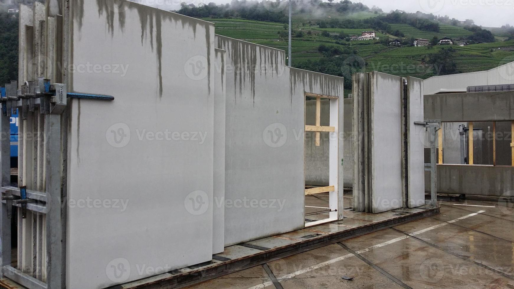 prefabbricato calcestruzzo solido muri nel un' trasporto cremagliera pronto per trasporto per il costruzione luogo foto