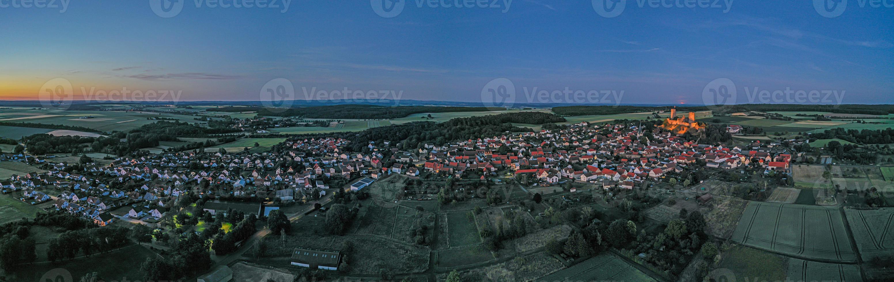 fuco Immagine di muenzenberg con illuminato castello rovine nel Germania foto