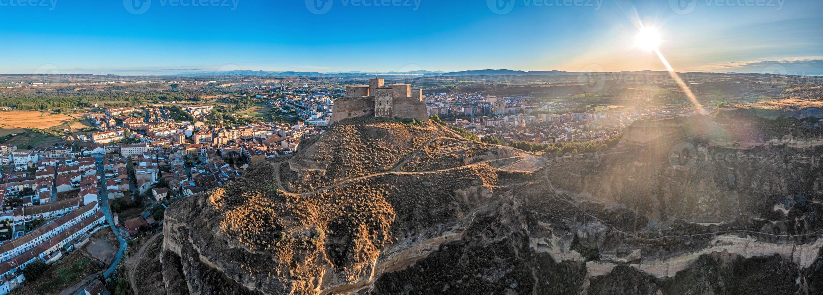 fuco Immagine di il castello nel il settentrionale spagnolo cittadina di monzon foto