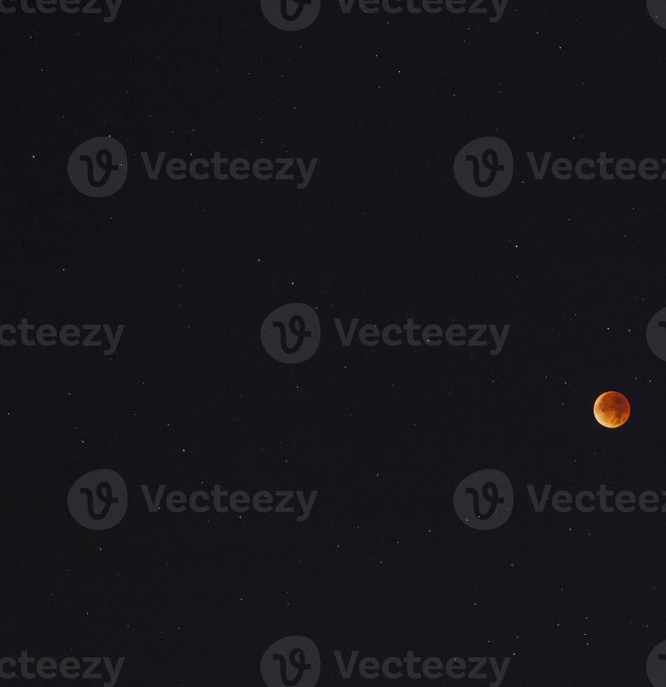 vicino su immagine di il sangue Luna durante lunare eclisse foto