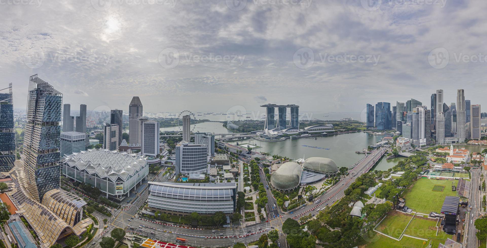 aereo panoramico immagine di Singapore orizzonte e giardini di il baia durante preparazione per formula 1 gara durante giorno nel autunno foto