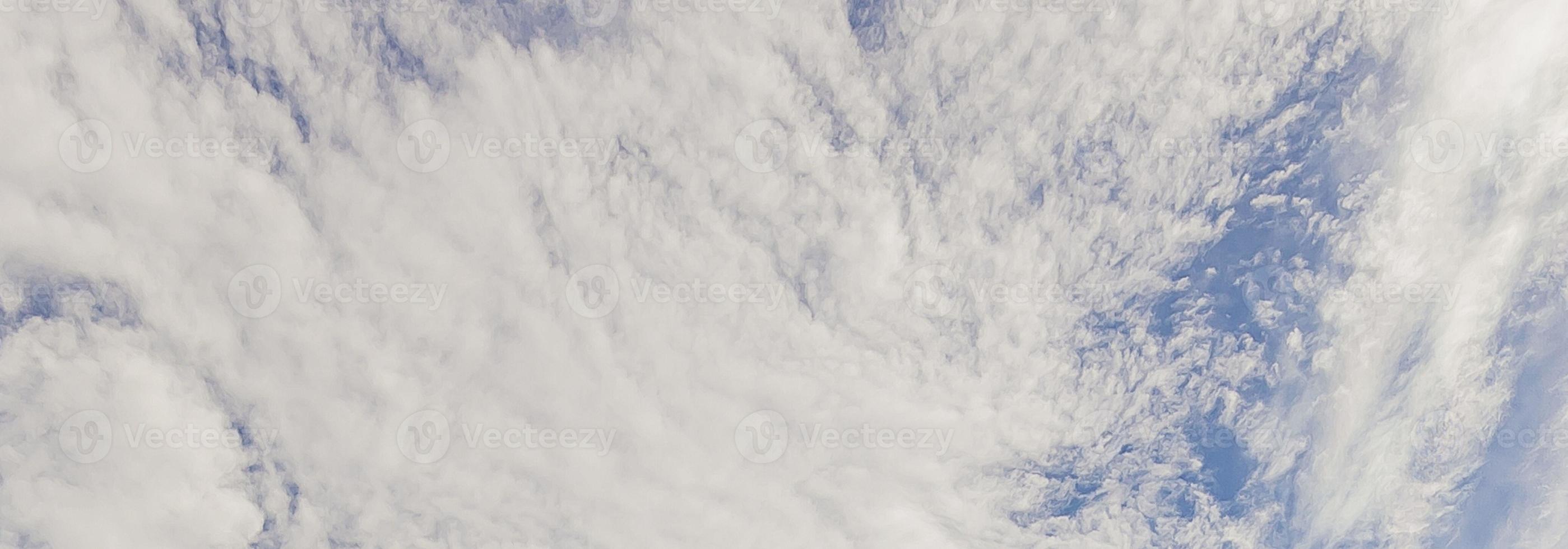 Immagine di un' in parte nuvoloso e in parte chiaro cielo durante il giorno foto
