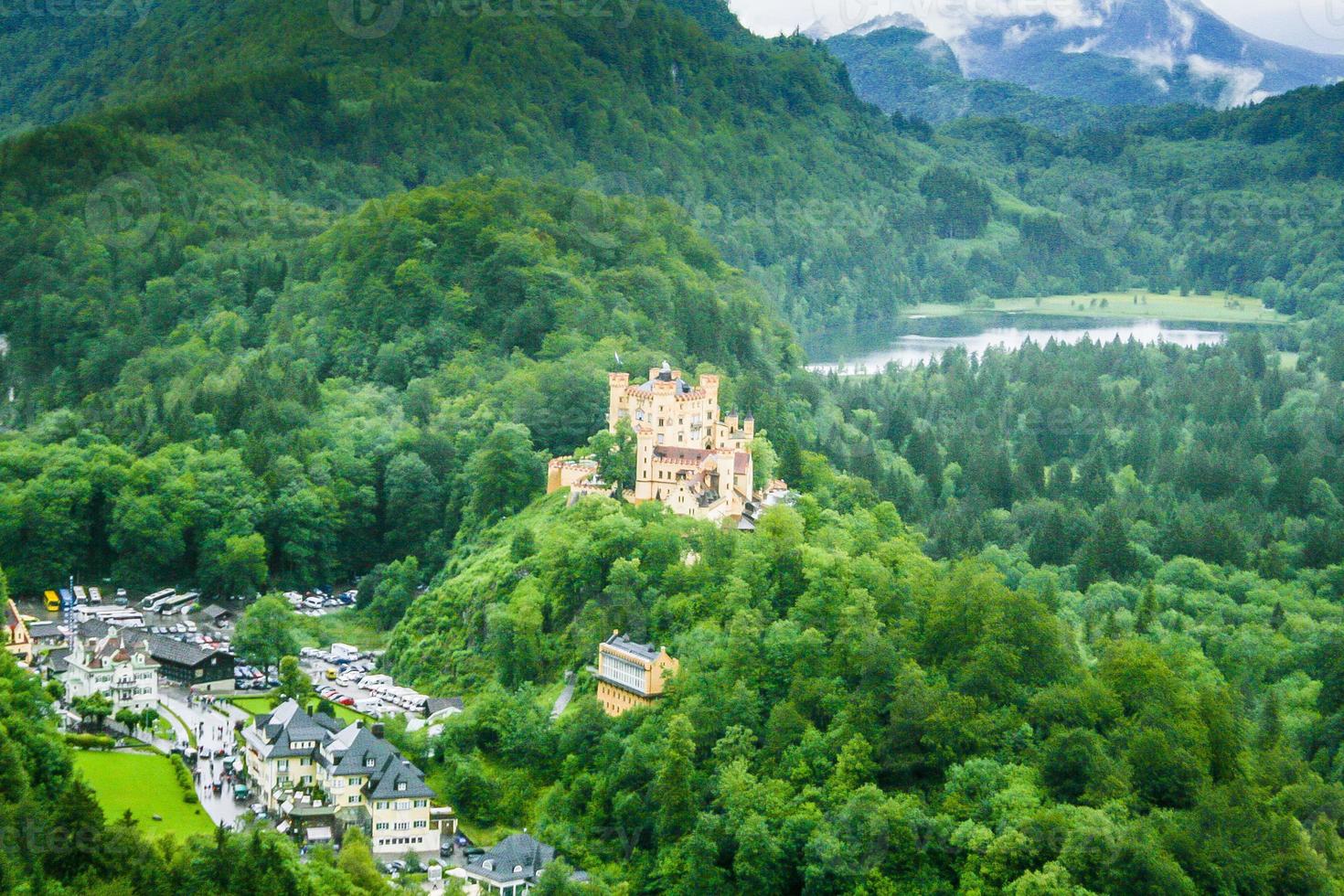 panorama immagine di hohenschwangau castello e al di sopra di alpsee lago nel Baviera foto