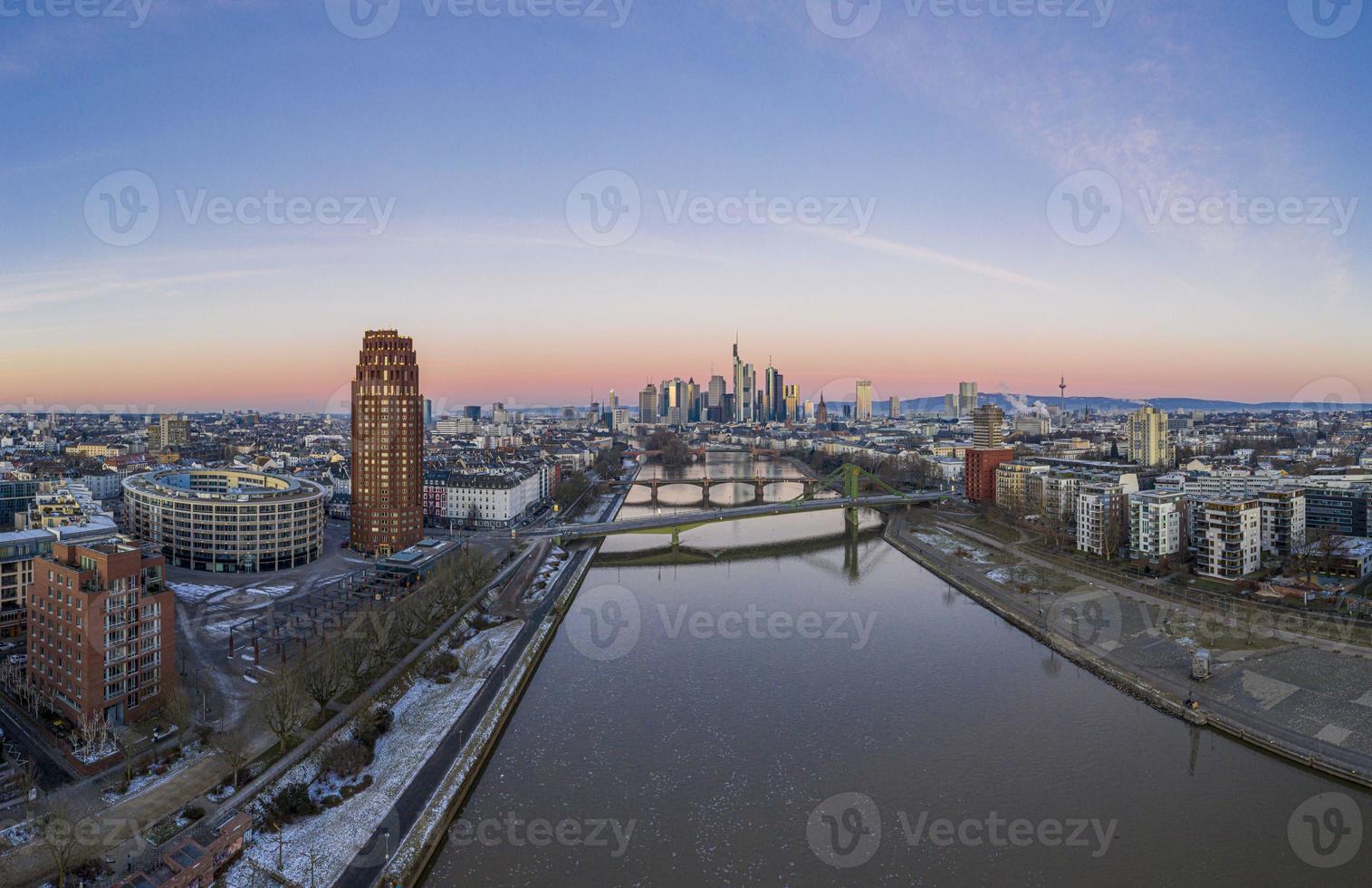 aereo panoramico immagine di francoforte orizzonte con fiume principale con colorato cielo durante Alba foto