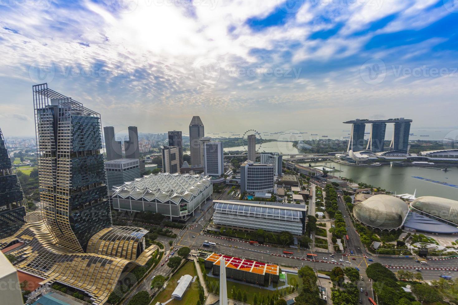 aereo panoramico immagine di Singapore orizzonte e giardini di il baia durante preparazione per formula 1 gara durante giorno nel autunno foto