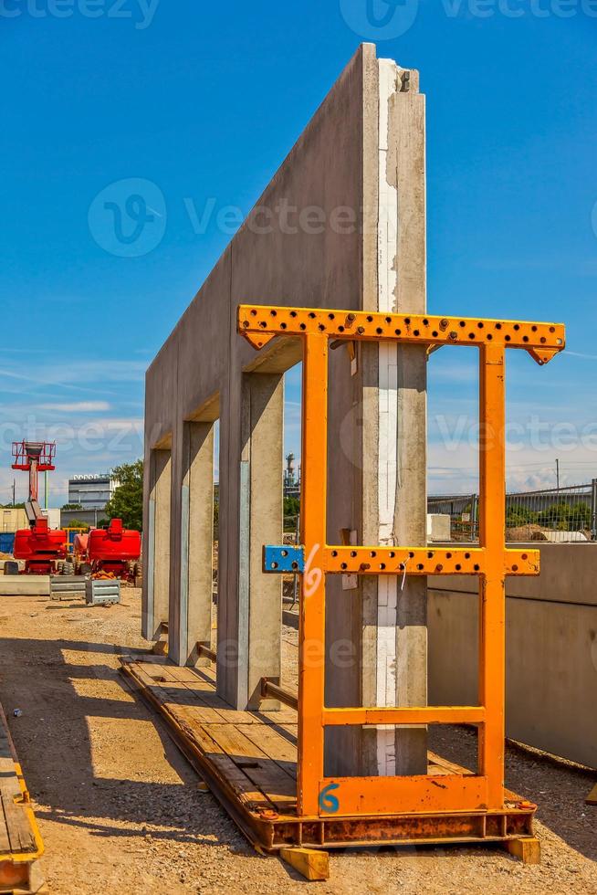 prefabbricato calcestruzzo facciata nel trasporto telaio foto