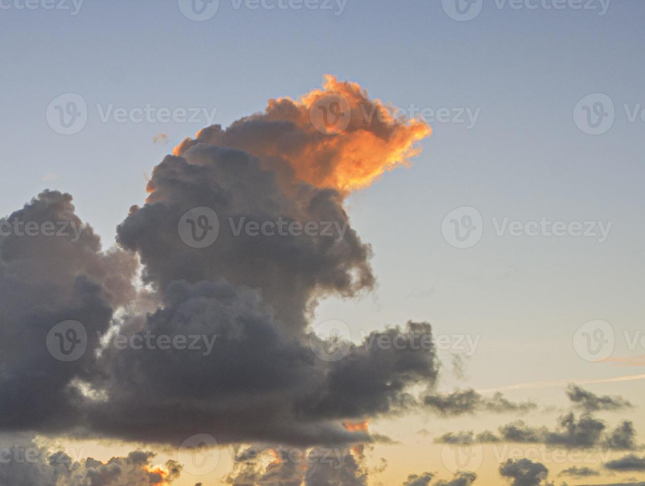 drammatico colorato cielo con ultimi bagliori e illuminato nuvole foto