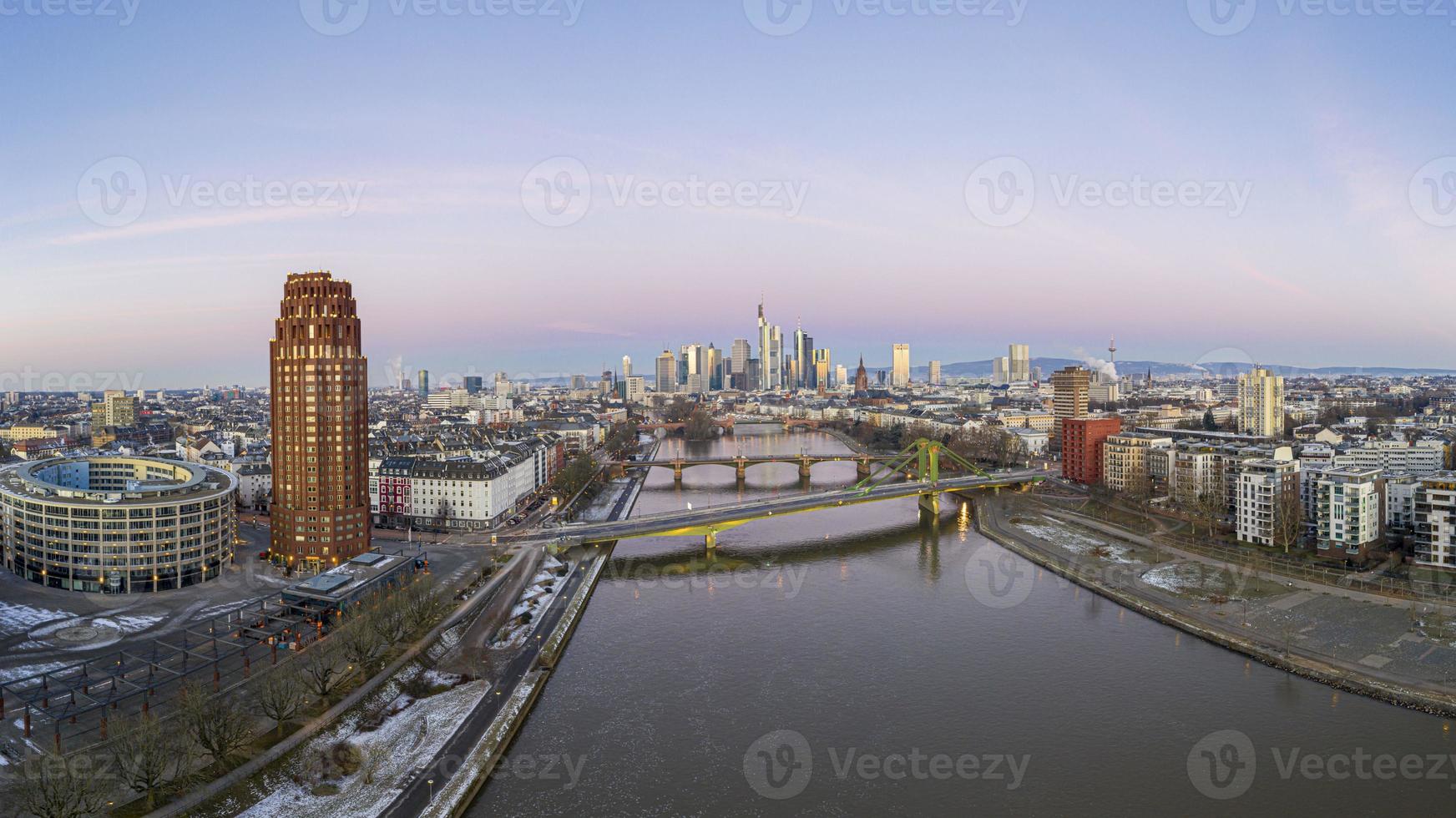 aereo panoramico immagine di francoforte orizzonte con fiume principale con colorato cielo durante Alba foto