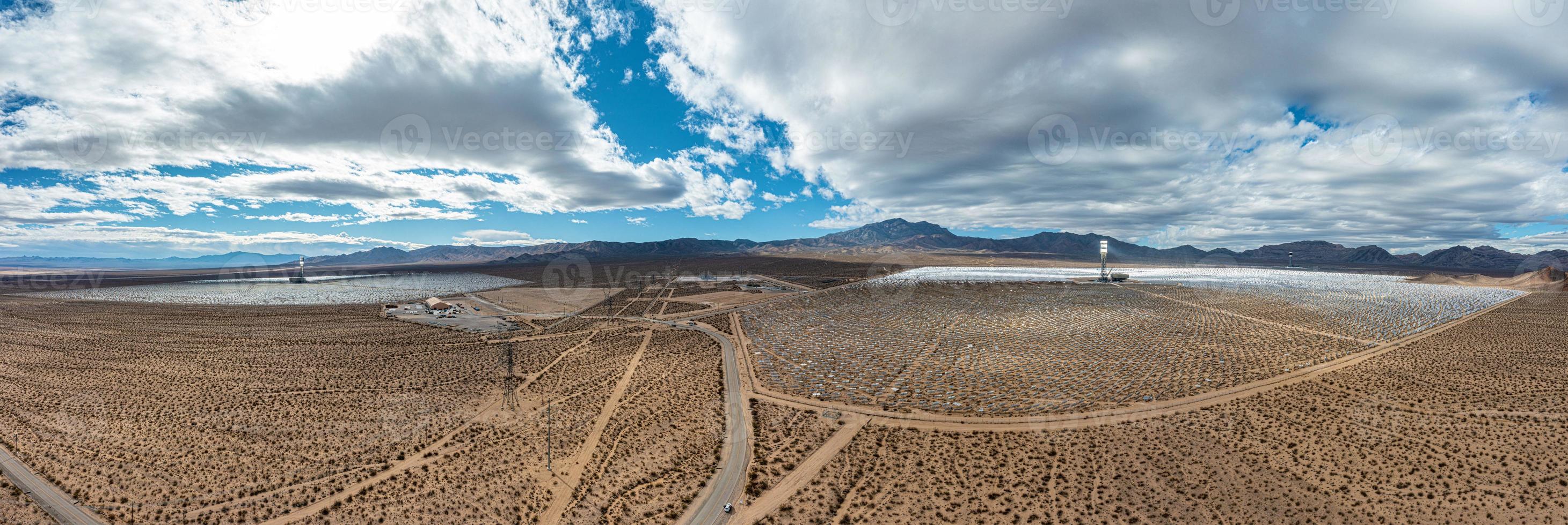 fuco panorama al di sopra di ivanpa solare termico energia pianta nel California durante giorno luce del sole foto