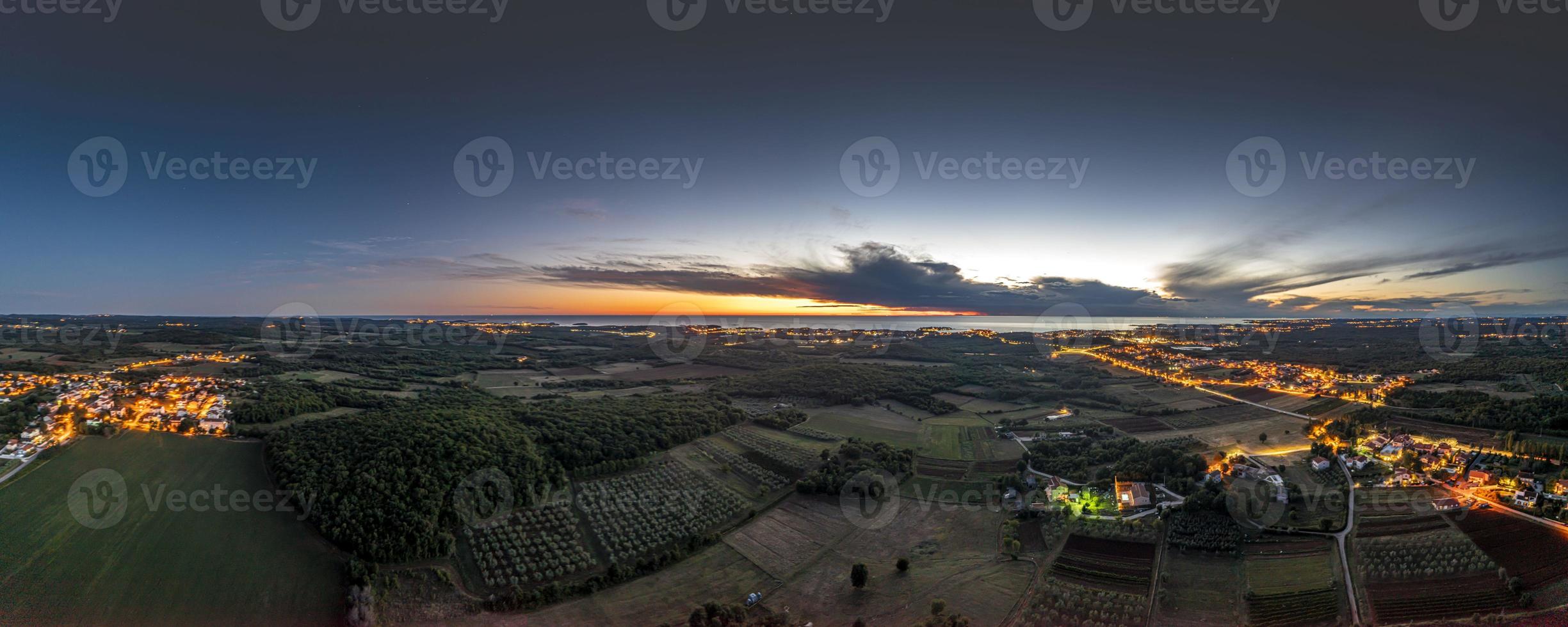 fuco panorama al di sopra di istriana Adriatico costa vicino porec prese a partire dal alto altitudine a tramonto foto