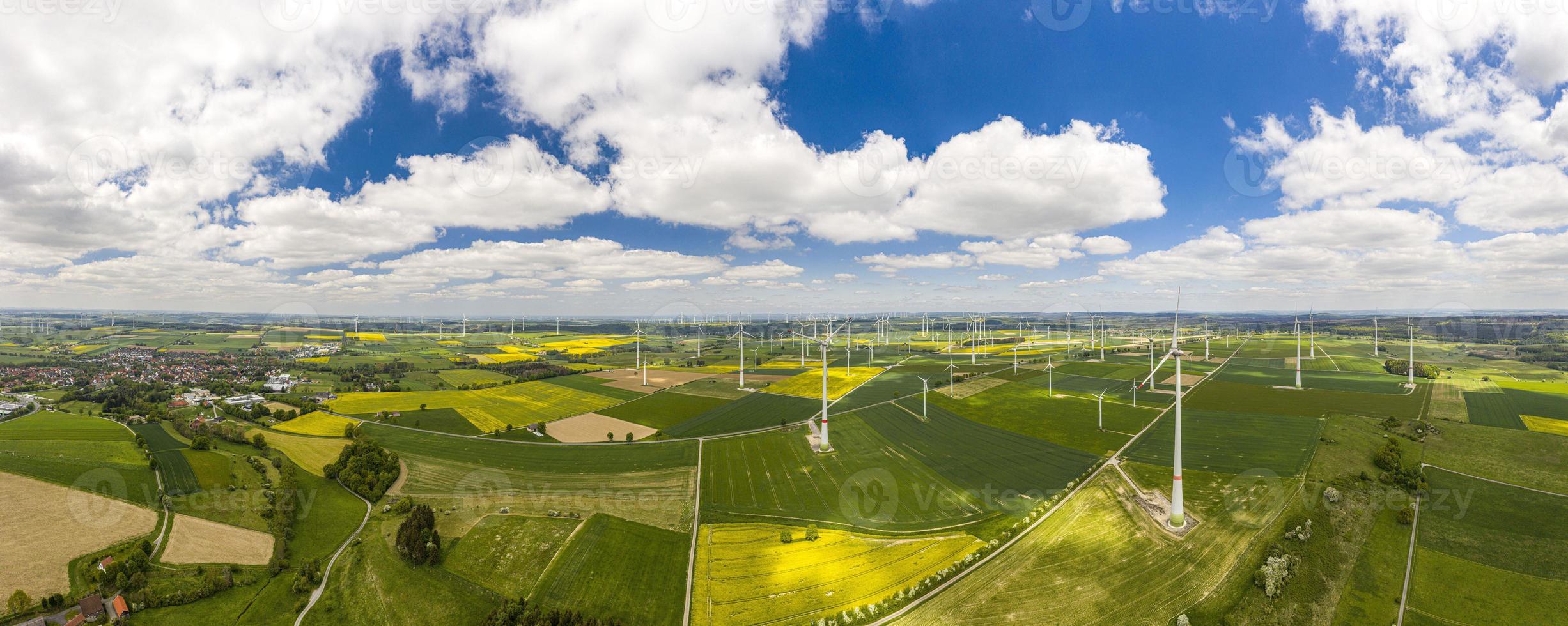 panoramico aereo Visualizza al di sopra di gigante vento energia campo nel Germania durante giorno foto