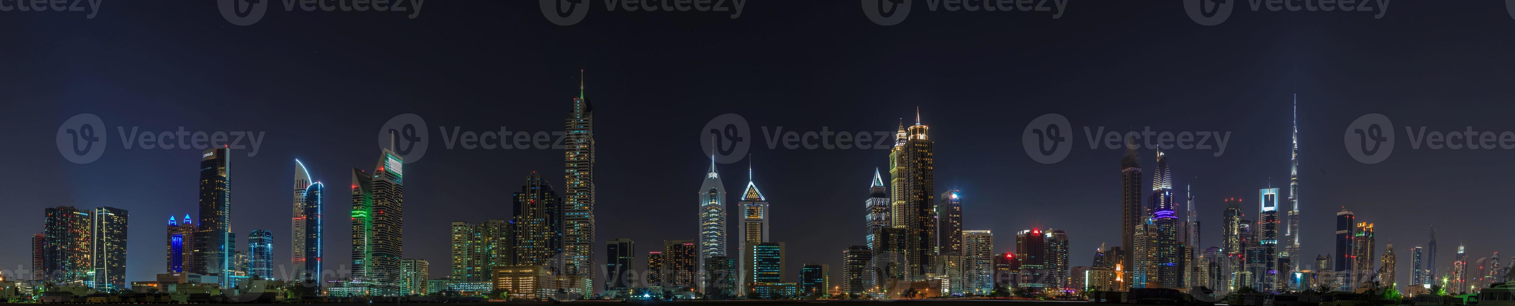 notte panorama immagine di dubai orizzonte nel primavera foto