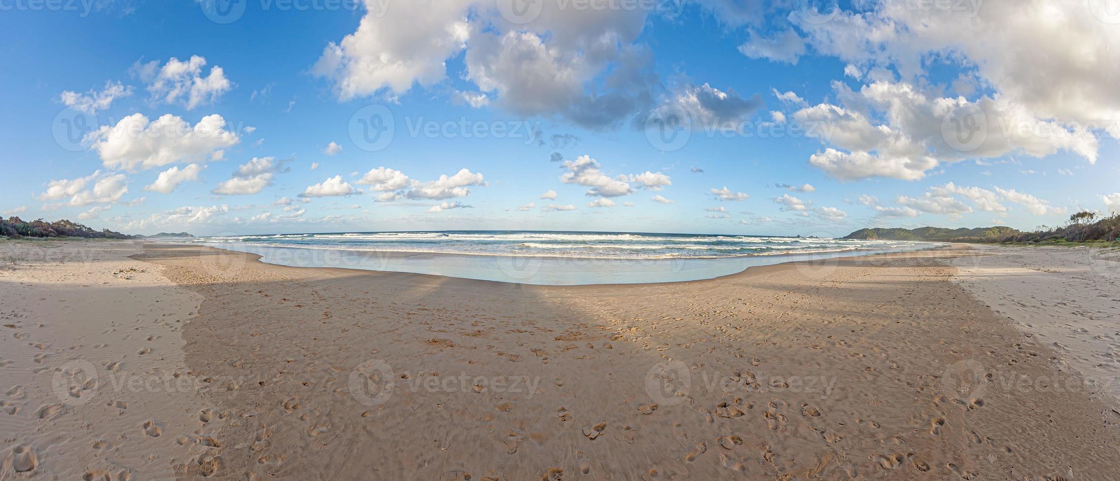 panorama al di sopra di un' paradisiaco spiaggia su il australiano d'oro costa nel il stato di Queensland foto