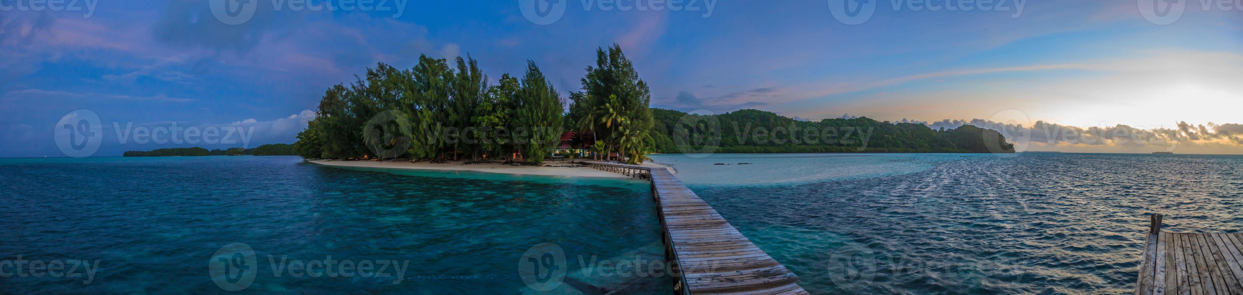 molo di carpa isola nel palau a sera tempo nel crepuscolo foto