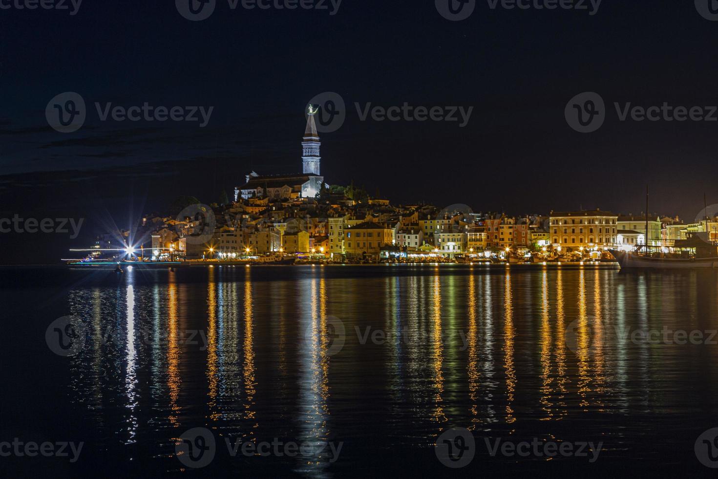 immagine di il illuminato storico parte di rovigno a notte foto