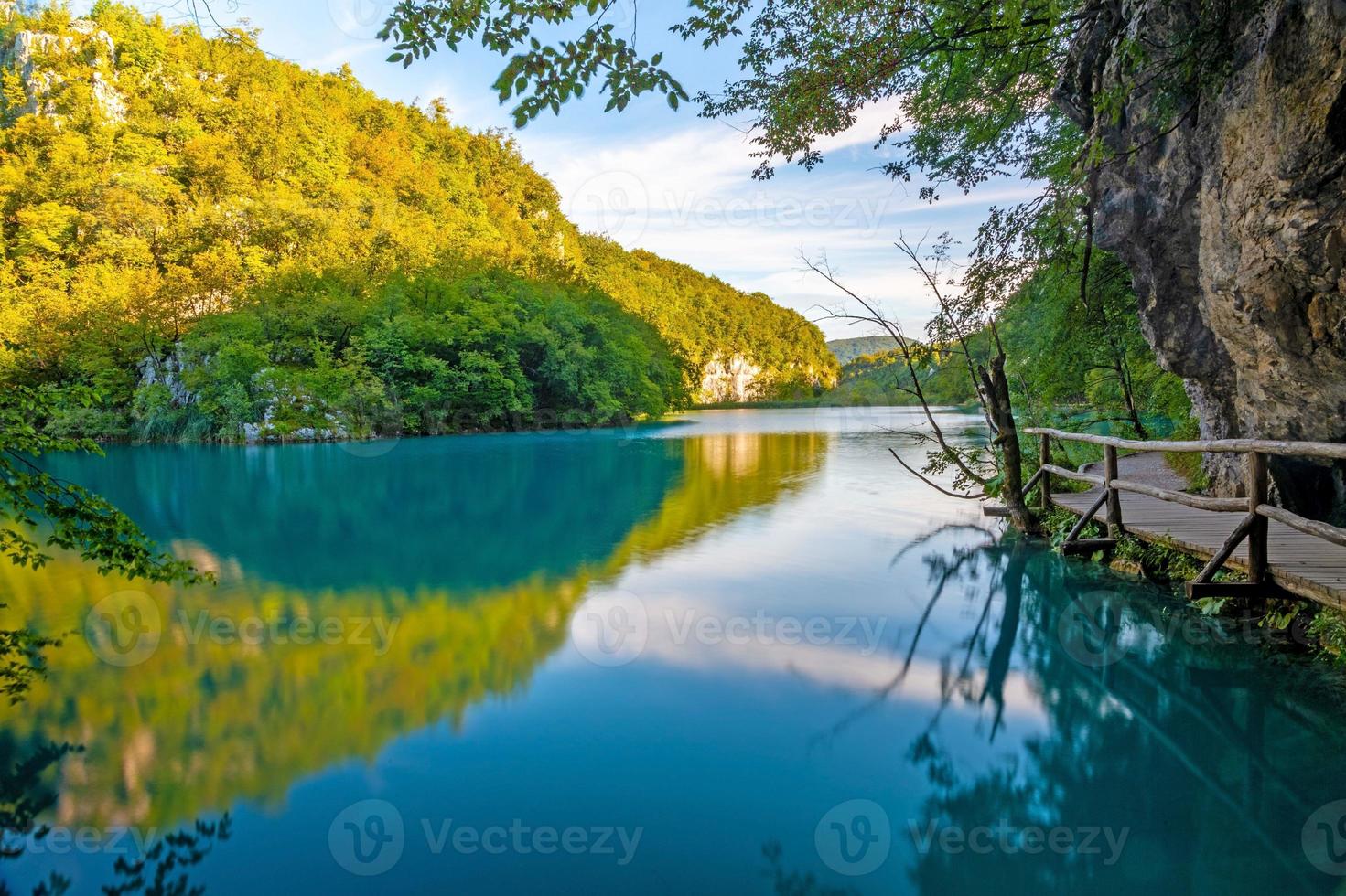 Visualizza su idilliaco lago nel il plitvice laghi nazionale parco nel Croazia durante giorno foto