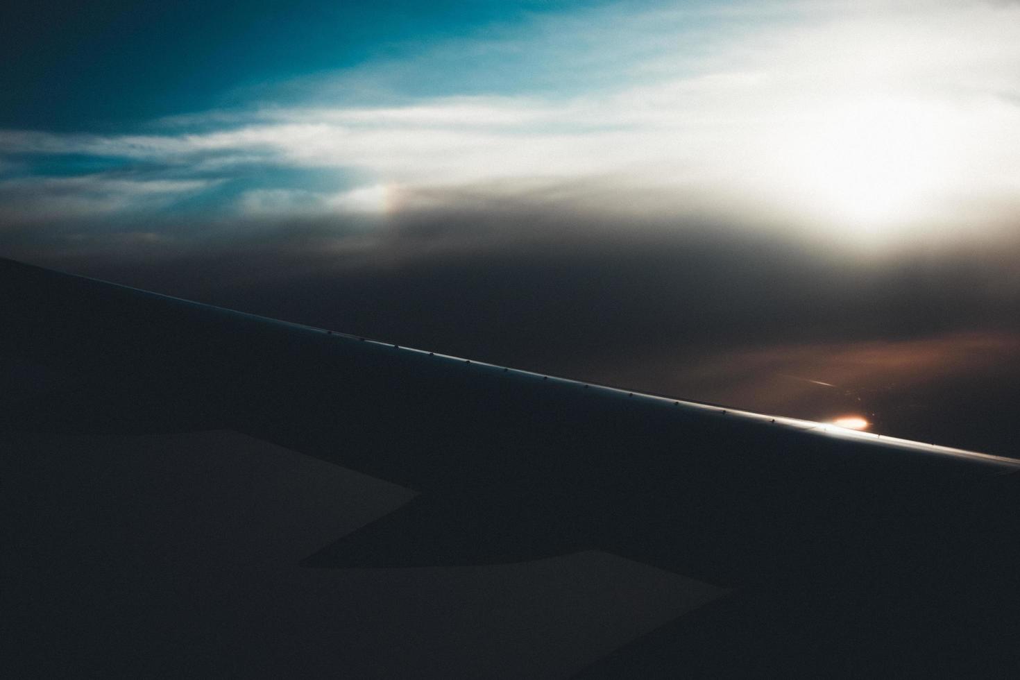 ala di aeroplano in un cielo scuro foto