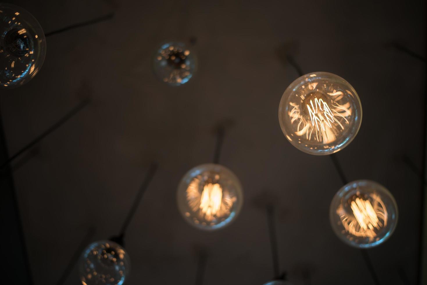 luce gialla della lampada che pende dal soffitto foto