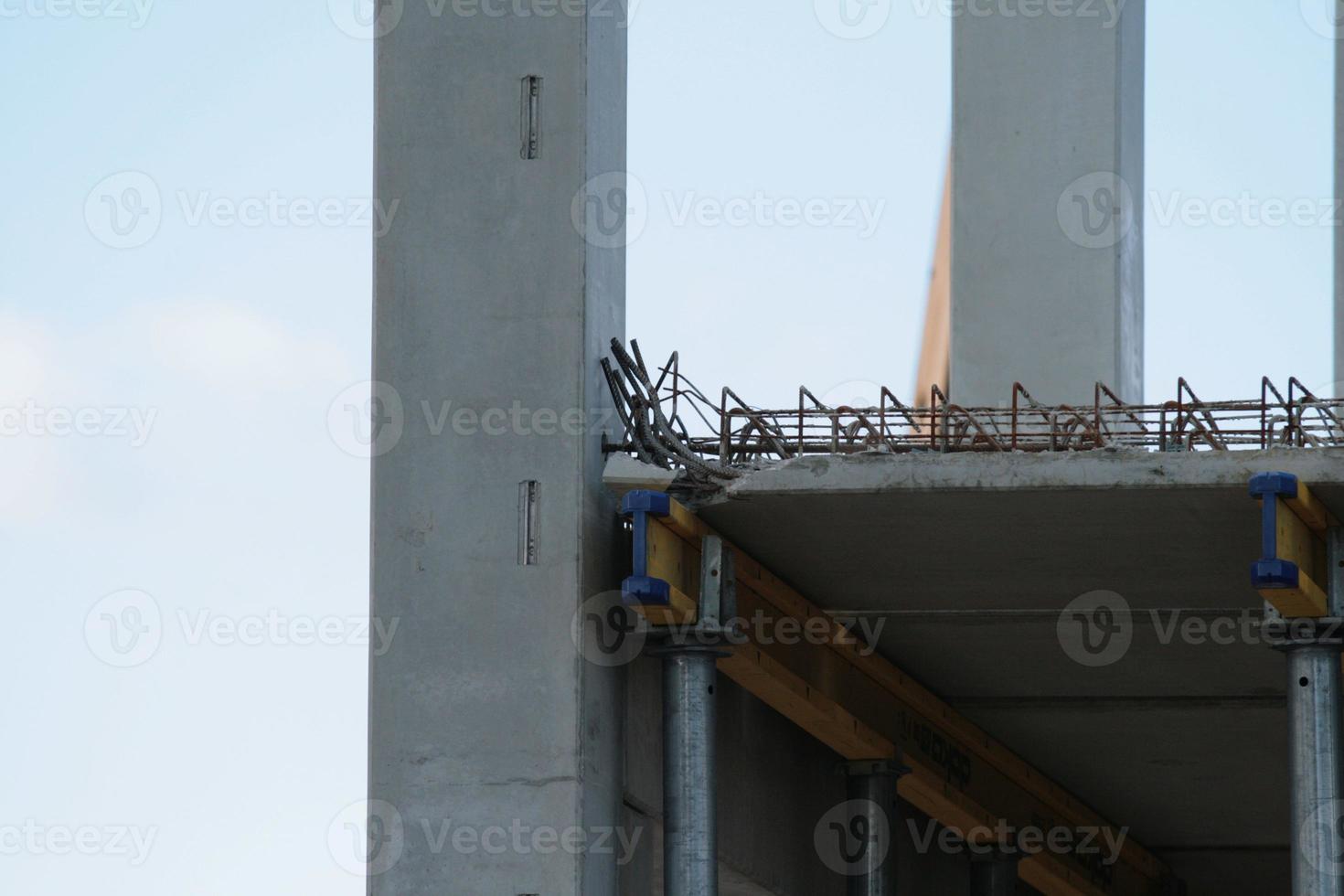 immagine di prefabbricato calcestruzzo elementi durante installazione foto