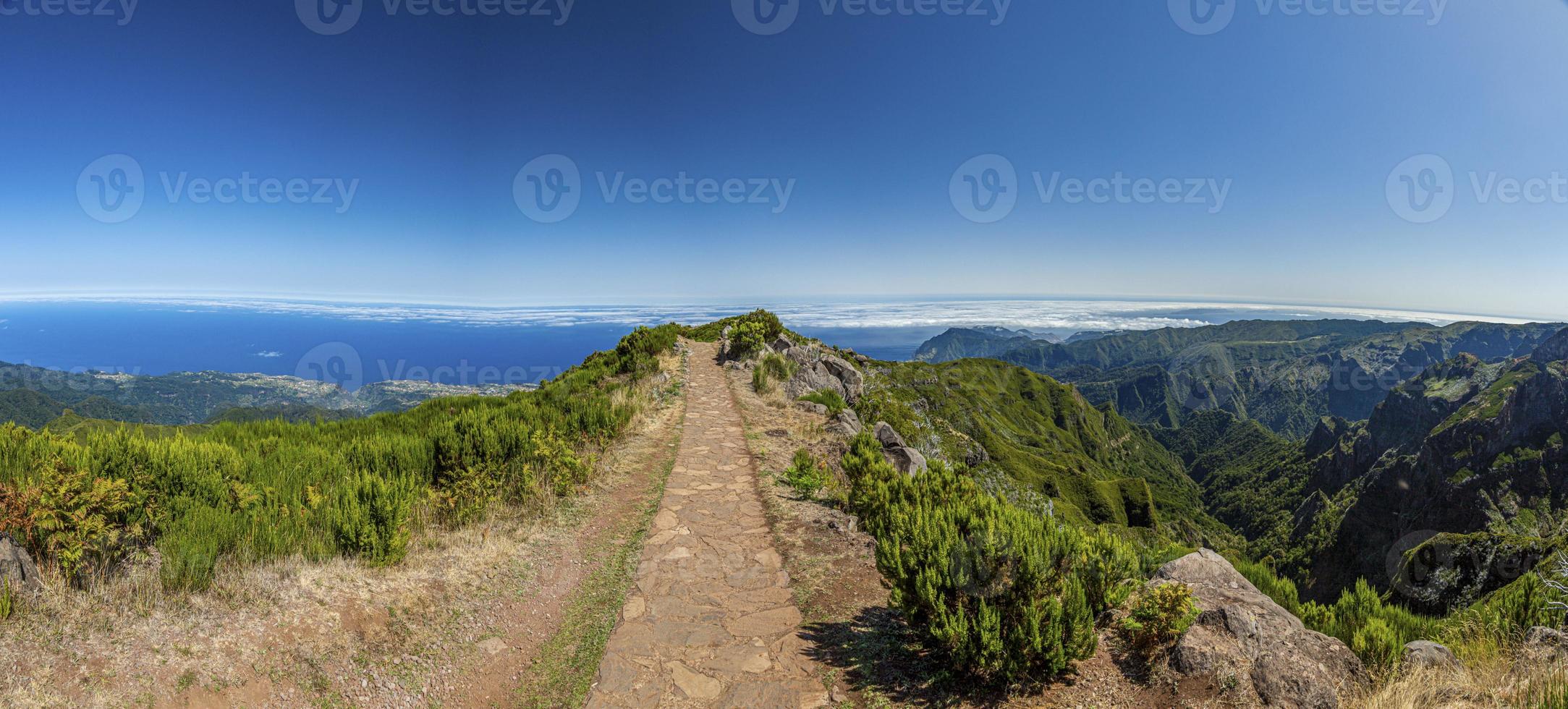 panoramico immagine al di sopra di il ruvido portoghese isola di Madera nel estate foto