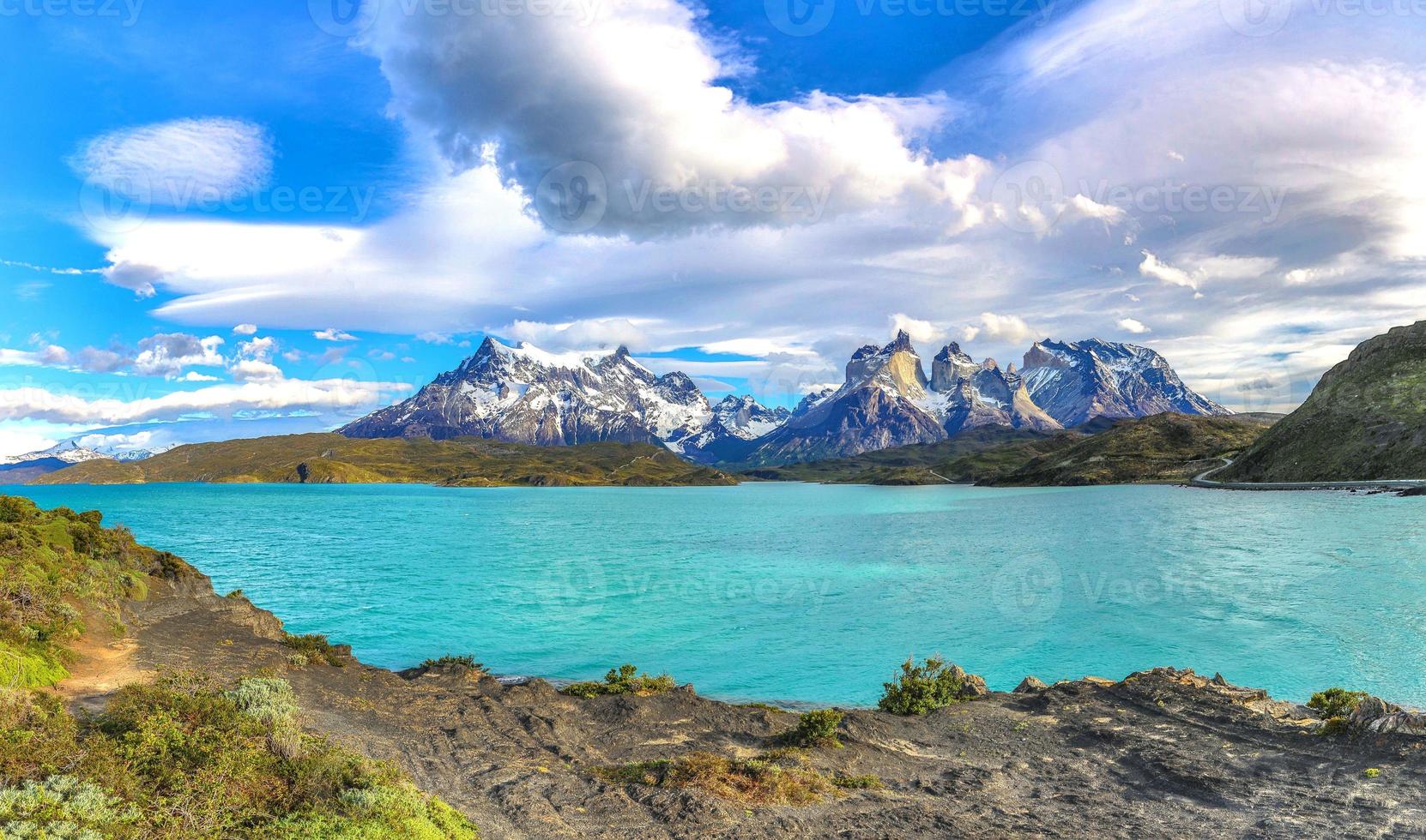 Visualizza su cerro paine Grande e Lago pehoe nel patagonia foto