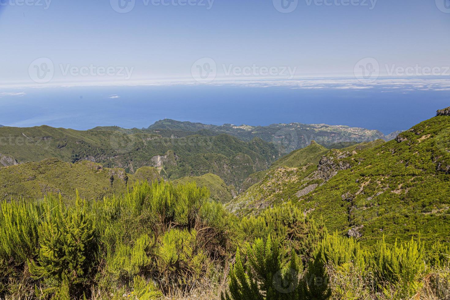 panoramico immagine al di sopra di il ruvido portoghese isola di Madera nel estate foto