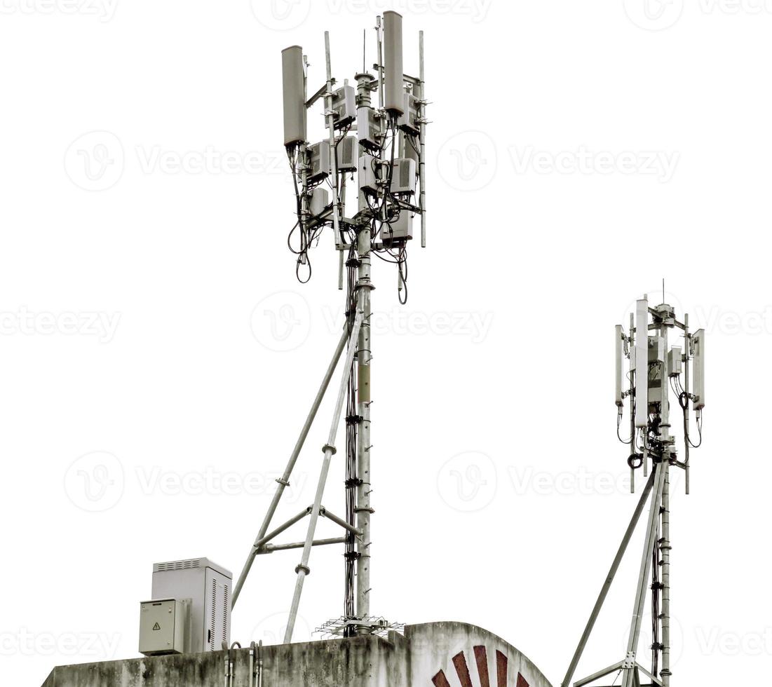 comunicazione Torre con antenne su il superiore di edificio isolato su bianca sfondo foto