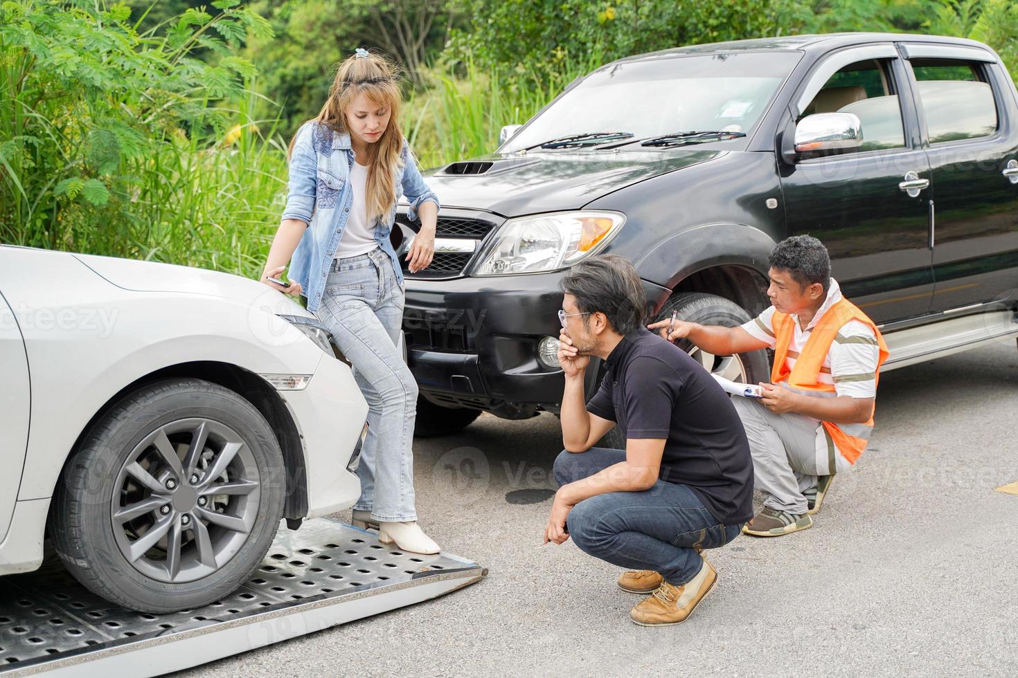 autisti si fermò discutere dopo il auto incidentato con assicurazione azienda ufficiale controllo auto danni su nazione strada. foto