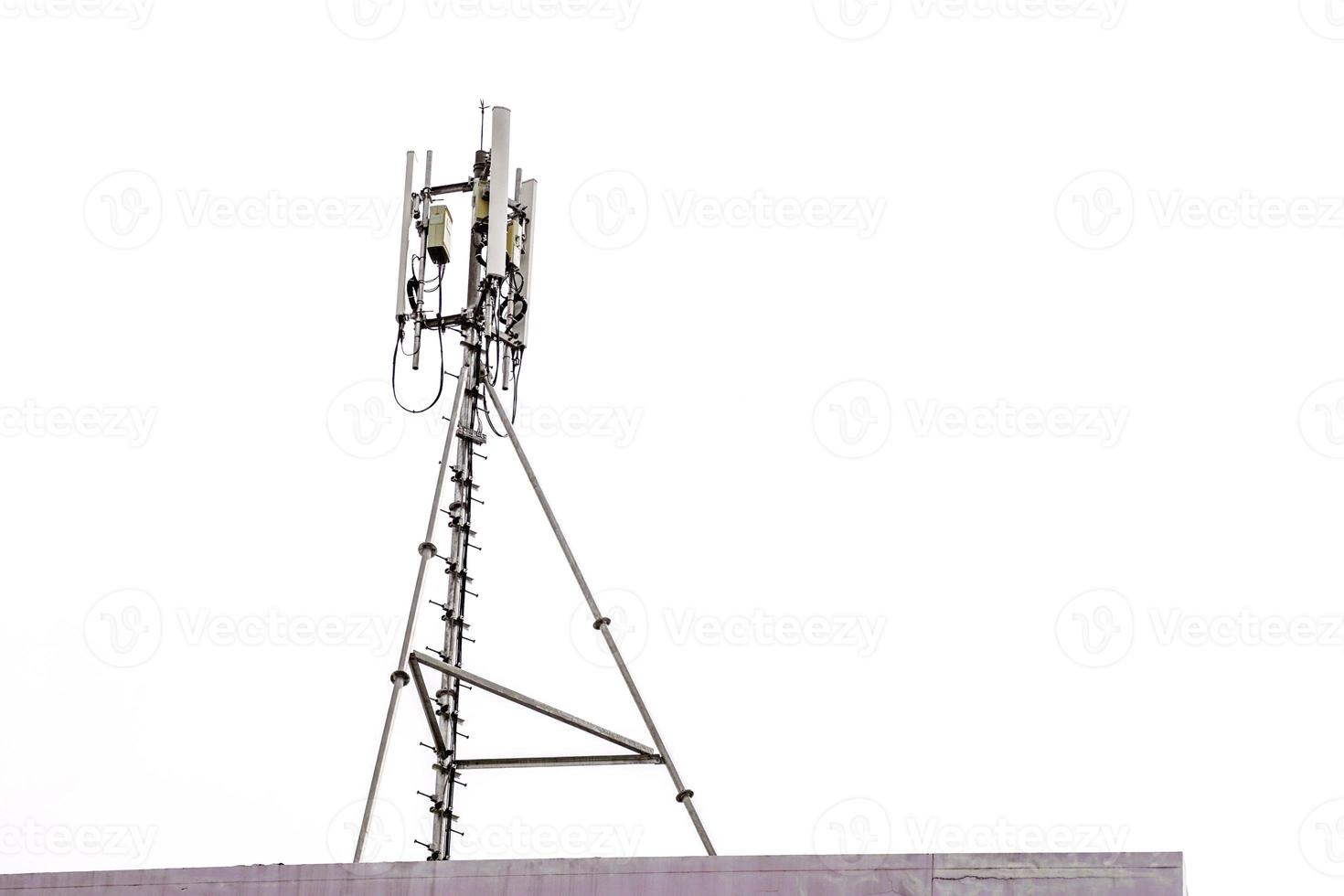 comunicazione Torre con antenne su il superiore di edificio isolato su bianca sfondo foto