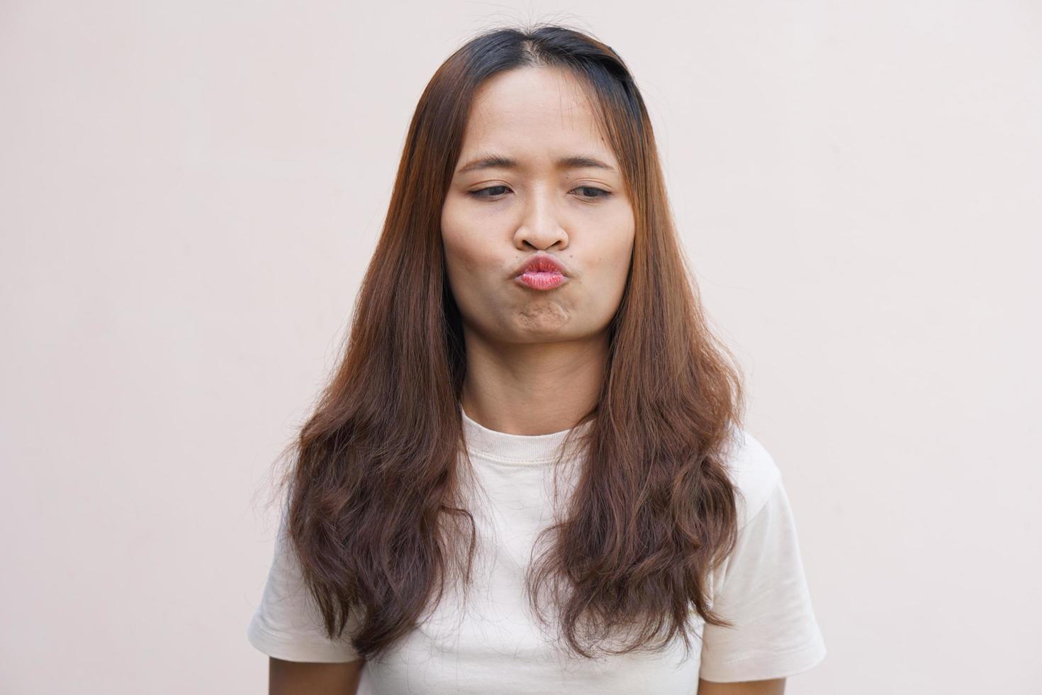 asiatico donne stressato su a partire dal opera, così lui sembra annoiato. foto