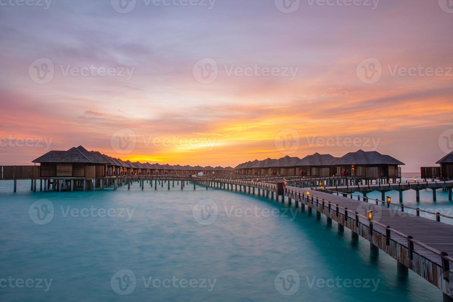 sorprendente spiaggia paesaggio. bellissimo Maldive tramonto paesaggio marino Visualizza. orizzonte colorato mare cielo nuvole, al di sopra di acqua villa molo percorso. tranquillo isola laguna, turismo viaggio sfondo. esotico vacanza foto