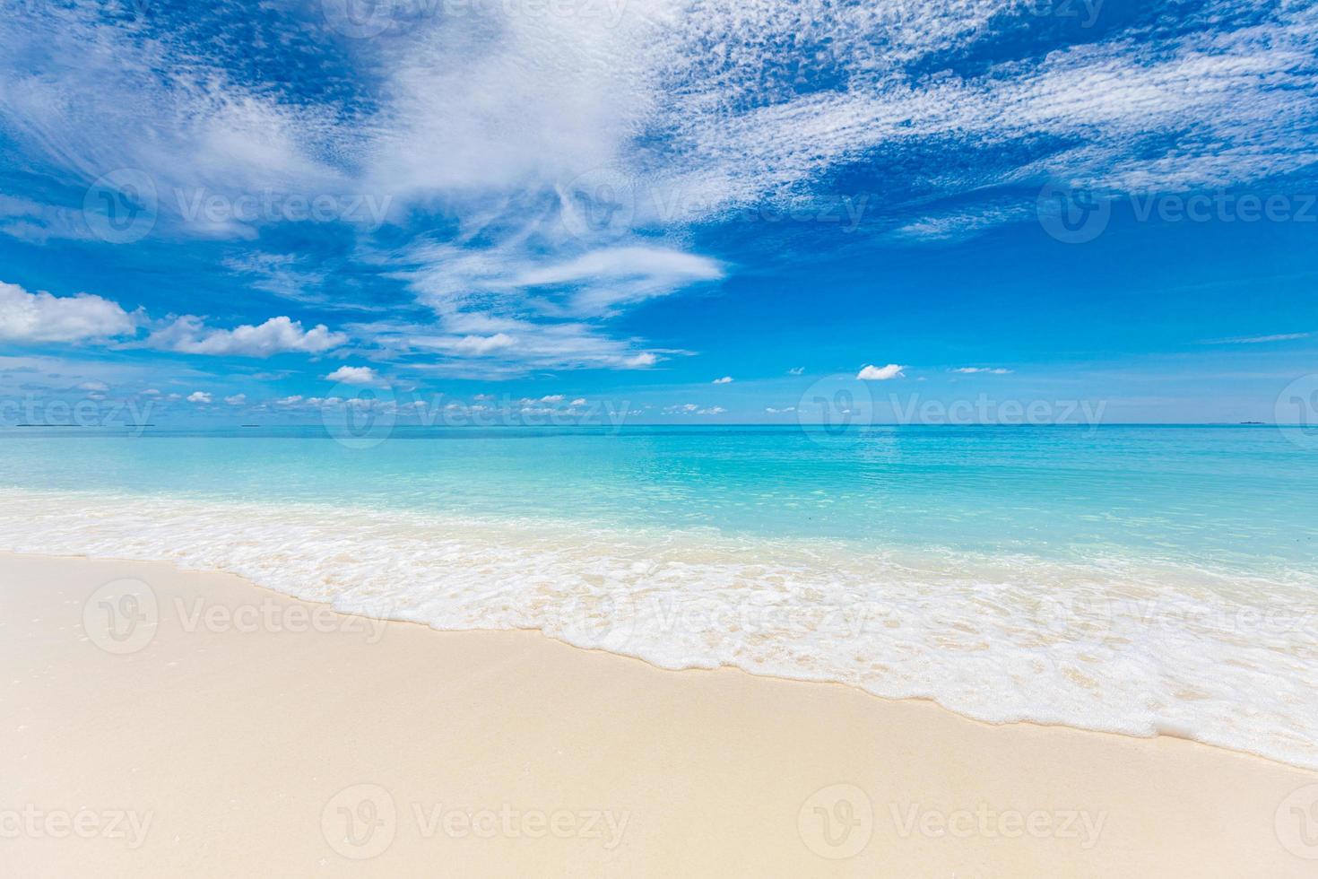 bellissimo tranquillo spiaggia. esotico drammatico riva onde su sabbia, mare superficie. avvicinamento tropicale mediterraneo sognare soleggiato cielo. tranquillo, calmo tranquillo rilassare estate colorato nuvole. positivo energia meditazione foto