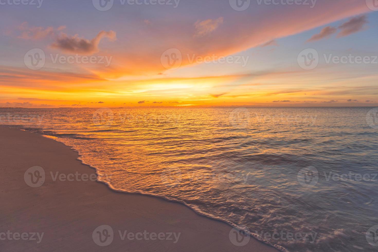 tramonto mare paesaggio. colorato oceano spiaggia Alba. bellissimo spiaggia scenario con calma onde e morbido sabbioso spiaggia. vuoto tropicale paesaggio, orizzonte con panoramico costa Visualizza. colorato natura mare cielo foto