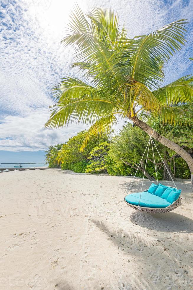 tropicale spiaggia panorama come estate paesaggio con spiaggia swing o amaca e bianca sabbia e calma mare per spiaggia striscione. Perfetto spiaggia scena vacanza e estate vacanza concetto. Incremento su colore processi foto