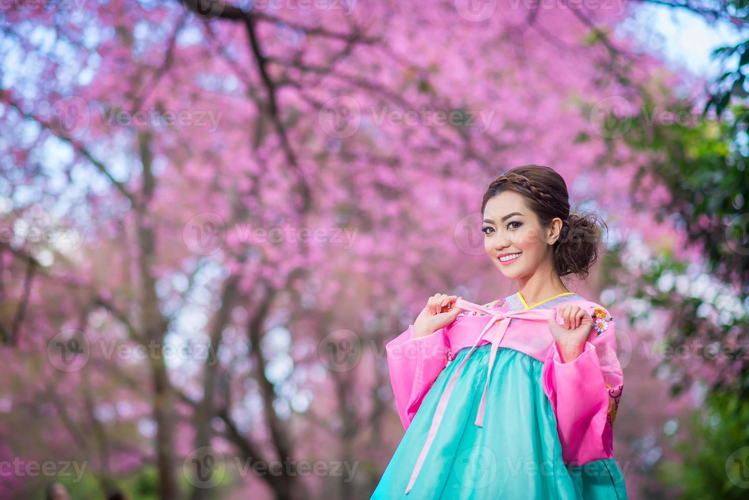 hanbok, il tradizionale coreano vestito e bellissimo asiatico ragazza con sakura foto