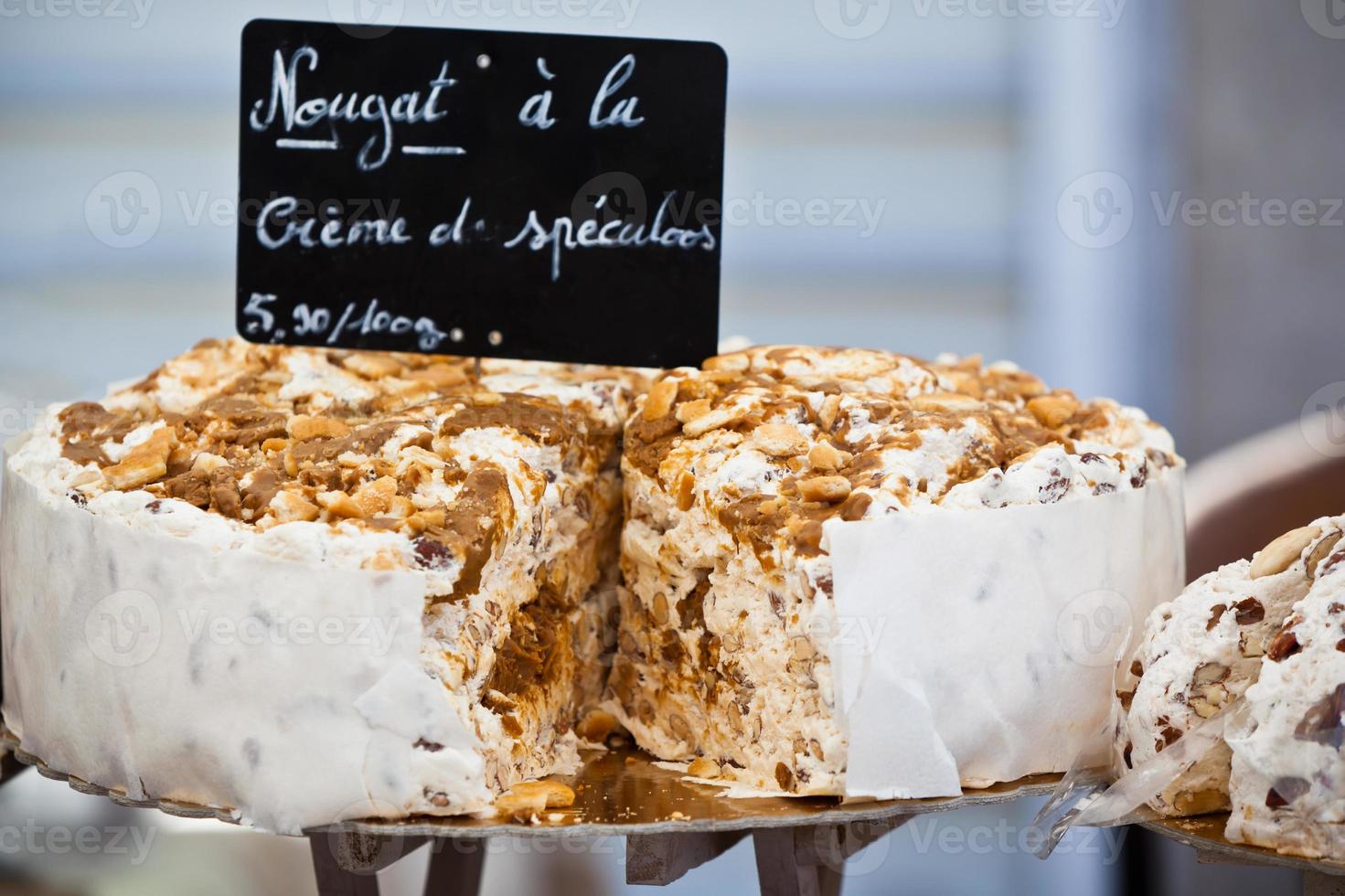 torrone vendita nel un' francese mercato foto