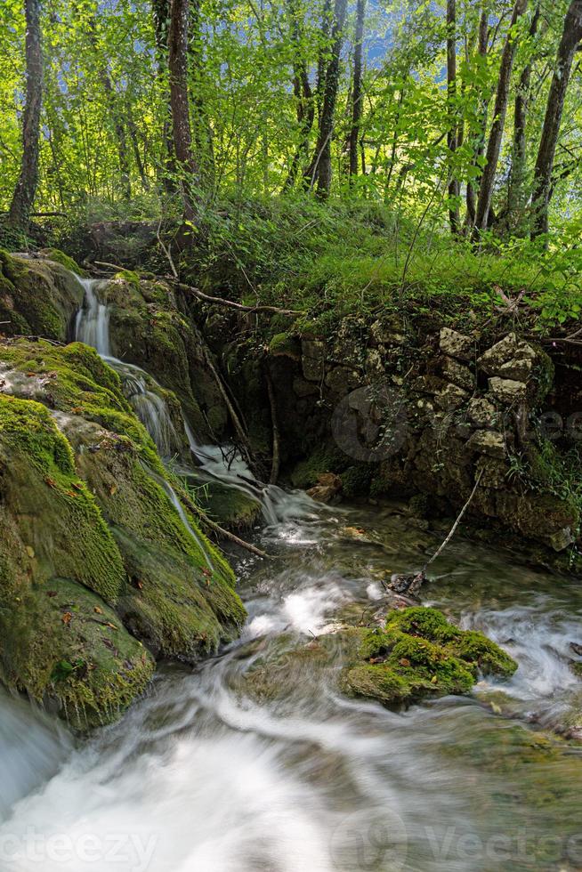 immagine di un' cascata nel il plitvice laghi nazionale parco nel Croazia con lungo esposizione durante giorno foto