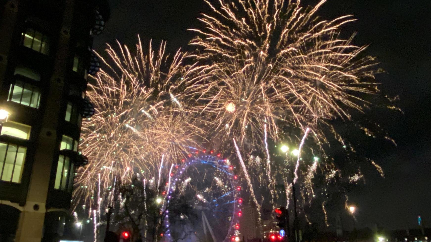 un' Visualizza di il Londra fuochi d'artificio su nuovo anni vigilia foto