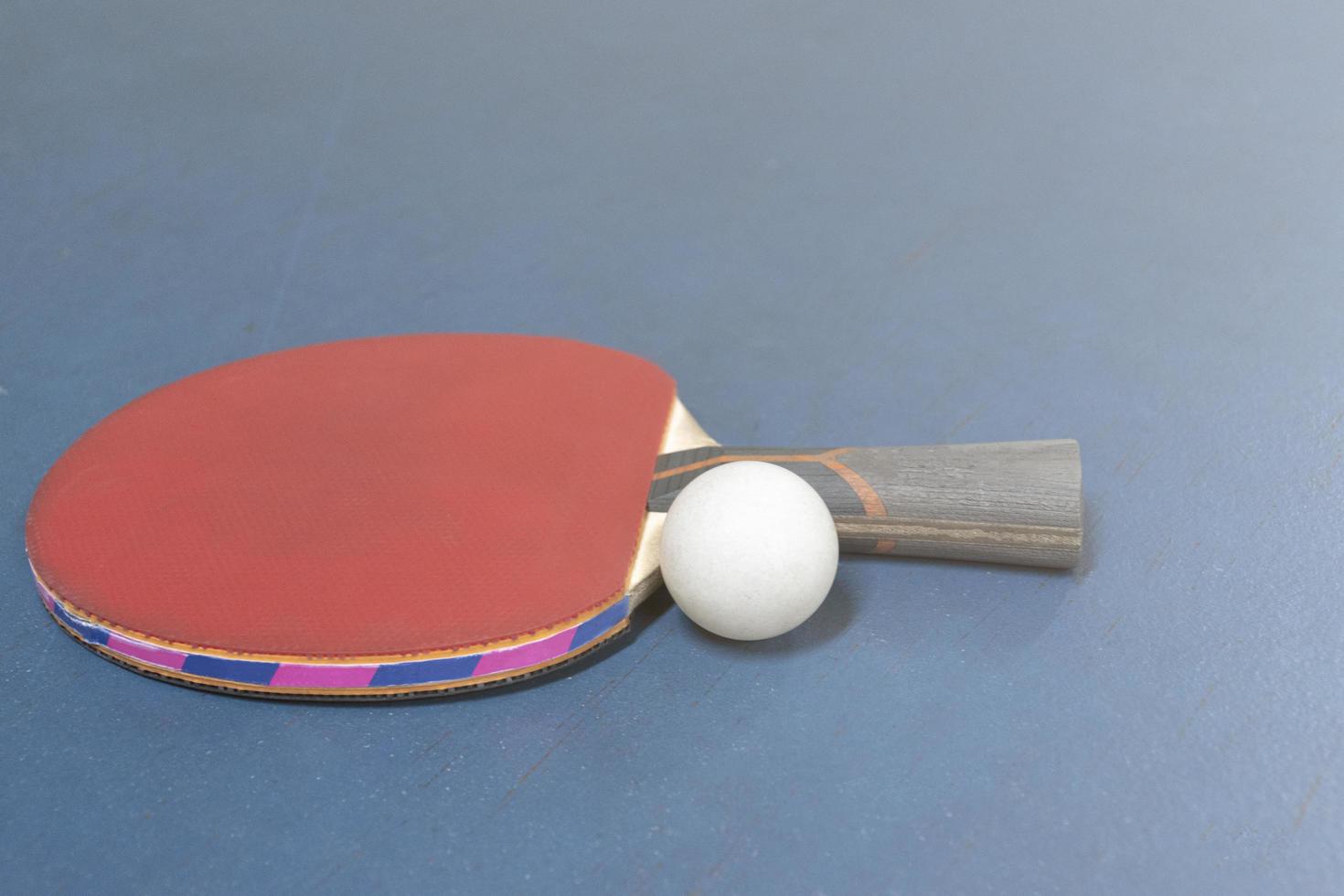 ping pong racchette e palle su tavolo foto