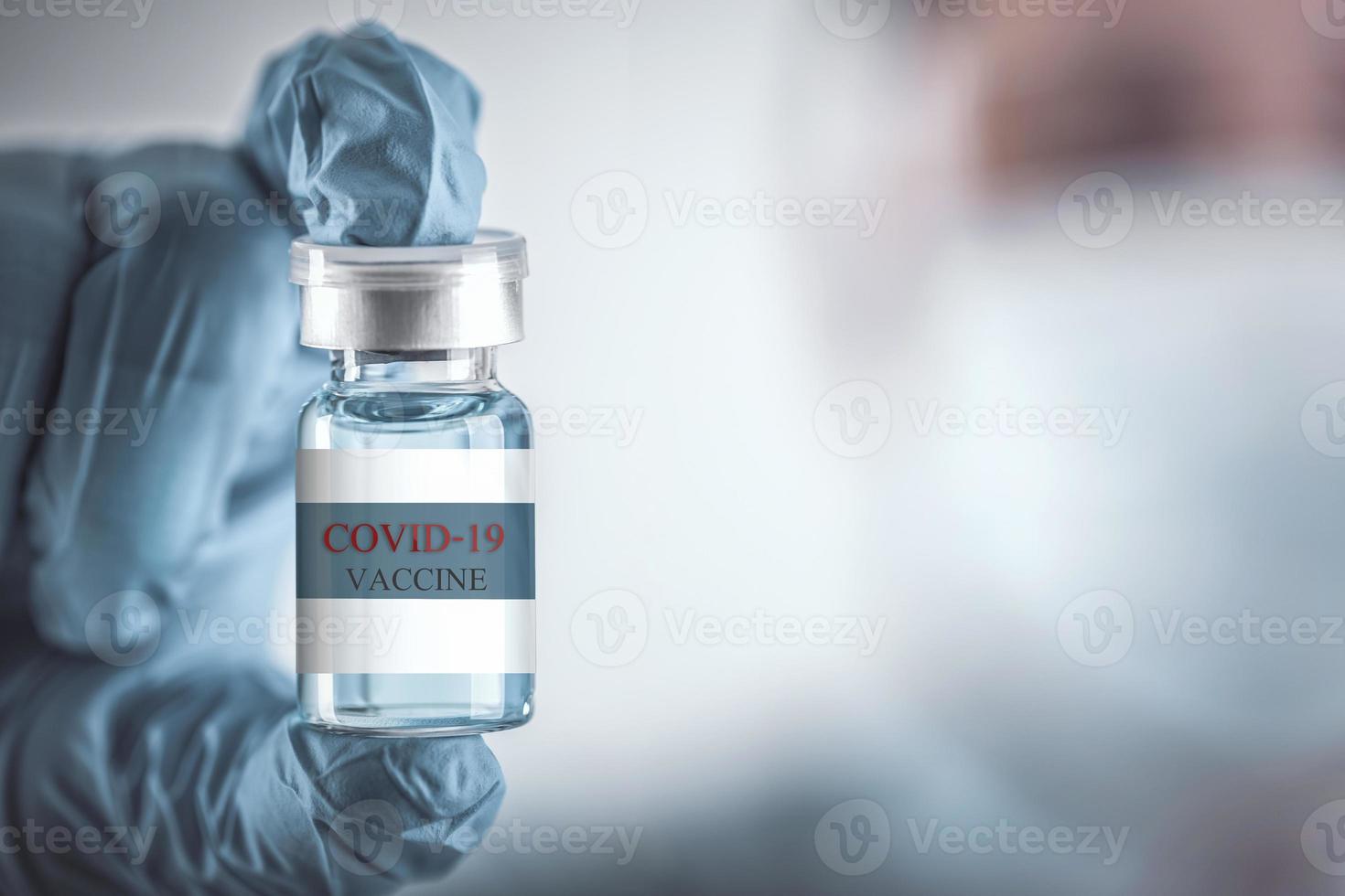 blu vaccino vaso bottiglia per trattamento a partire dal corona virus infezione e costruire immunità per virus covid-19 , assistenza sanitaria e medico concetto. foto