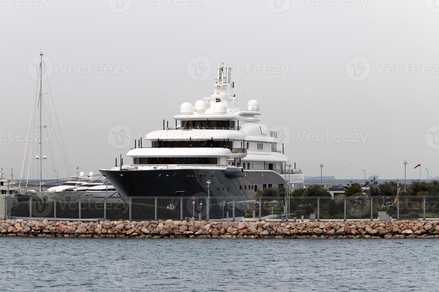 ormeggio in riva al mare per l'ormeggio di barche e yacht. foto