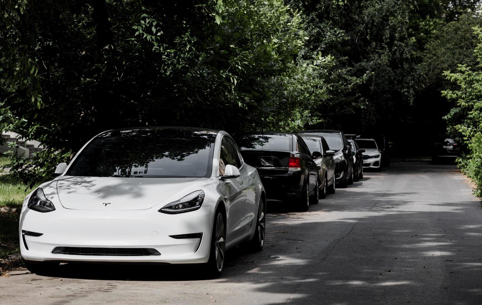 Minsk, bielorussia, gennaio 2023 - bianca tesla modello 3 foto