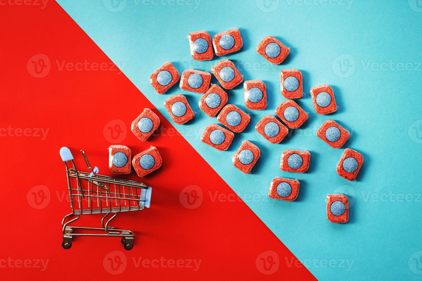 capsule per cucina lavastoviglie e shopping carrello su un' blu e rosso sfondo. piatto posizione. foto